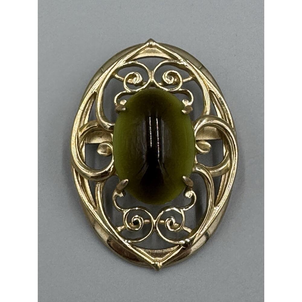 Vintage Whiting & Davis Olive Green Cabochon Cat’s Eye Gold Tone Brooch Unsigned